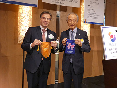 バナー交換の様子