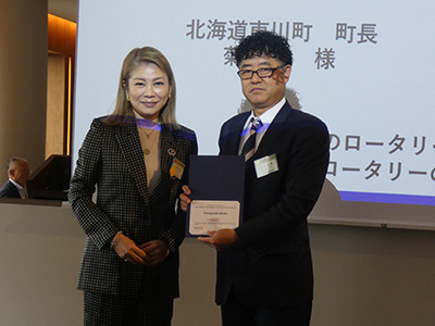 認証状と特別ピンバッジ贈呈の様子