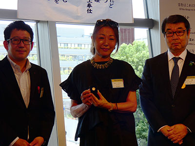 ポールハリスフェローバッチ贈呈の様子