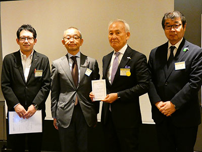 バギオ基金感謝状贈呈の様子