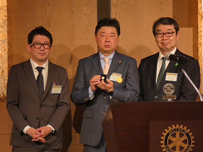 ポールハリスフェローバッチ贈呈