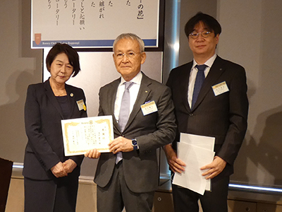 バギオ基金より寄付に対する表彰の様子