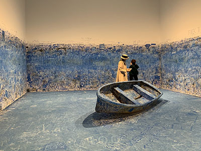 真っ白だった部屋に流れ着いたような小舟