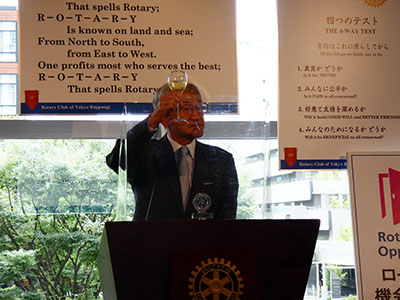 松島さんの乾杯の様子